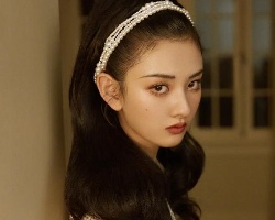 宋祖儿浓颜名伶写真造型 尽显高贵与冷艳气质
