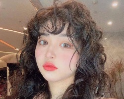 2023女生烫什么发型好看 最洋气满头卷烫发正流行