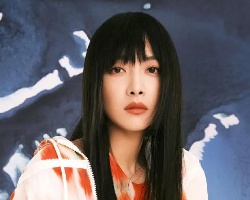 宋茜黑长直搭配齐刘海新造型 日系神秘又清新的风格呼之欲出