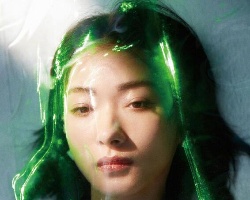 万茜银翼女郎写真造型 赛博朋克风造型未来感十足