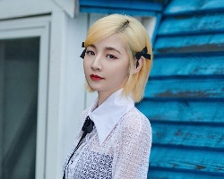 赵粤夏日风车清爽大片 白金短发元气俏丽太美了