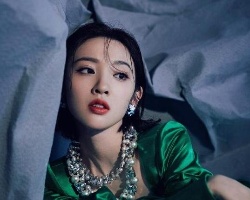 唐艺昕夏日孔雀绿写真 复古短发尽显优雅之美