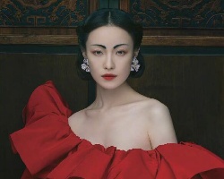 倪妮水墨眉仙都写真造型 古典盘发尽显女神风范