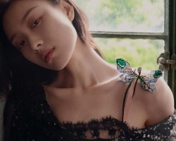 倪妮最新封面写真发型 露肩波浪长发尽显慵懒妩媚