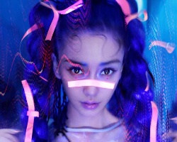 angelababy荧光秘境写真造型 潮酷发辫演绎Y2K时代风潮