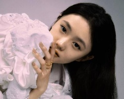 刘浩存冷调艺术感写真造型 随性黑长直怎么拍怎么美