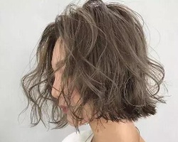 中短发线条烫发型 时髦个性凸显发量