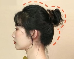 头发细软少怎么扎丸子头好看？分成两束是关键，绑出大颗蓬松包包头、不松垮变形