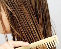 塑料梳子梳头发有危害吗 养出平顺秀发先把塑料梳子淘汰再养发