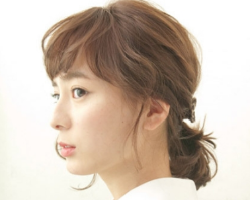低马尾怎么扎有气质 蓬松低马尾扎发步骤