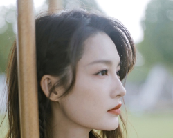 李沁夏日时尚写真造型 打造少女感十足的校园女神