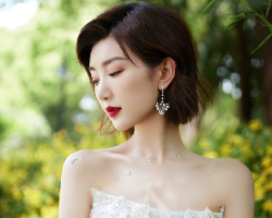 毛晓彤碎光雾云裙造型 满满的高级感尽显女神魅力