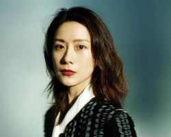 海清疏离感冷色调发型 光影下尽显女神气质