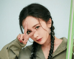 怎么扎双麻花辫不土 女明星双麻花辫扎法超显嫩