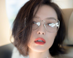 倪妮车内墨镜写真造型 酷飒高冷彰显女王范