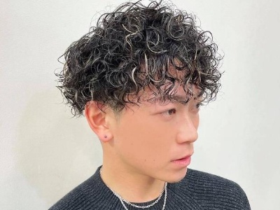 最火的男生小卷烫发 头发烫满头潮气翻天