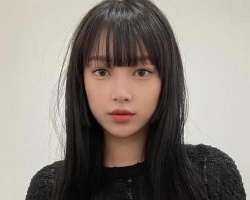 时尚显气质长直发造型 留直发的女生可甜美可高冷