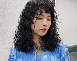 中长烫卷发造型LOOK 轻松打造不同时尚风格