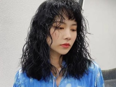 中长烫卷发造型LOOK 轻松打造不同时尚风格