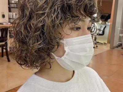 女生满头小卷烫发型图片 复古全头烫巨显发量