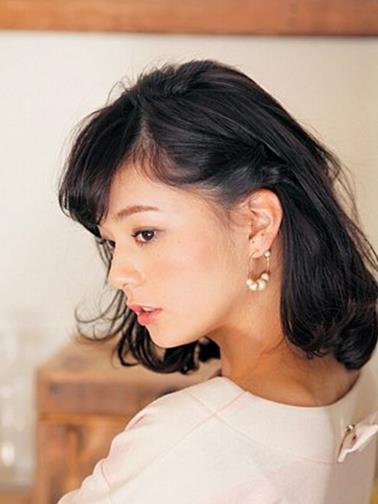 简单刘海编发步骤教程 侧边刘海编发凸显女人味