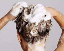 沐浴露能洗头发用吗？不可以，洗不干净头发还会影响发质