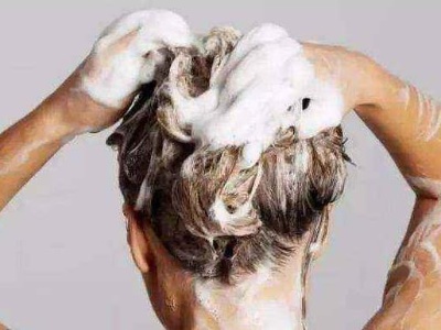 沐浴露能洗头发用吗？不可以，洗不干净头发还会影响发质
