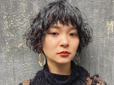 日系满头小卷烫造型 尽显复古时髦个性