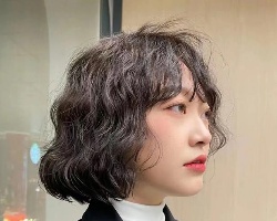 显发量中短卷发推荐 发少星人发型首选