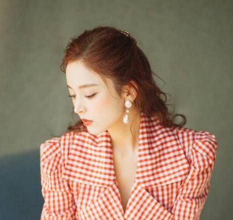 今年最流行的女生发型！刘海编发、拳击辫，一款美过一款