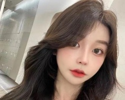 披肩长发怎么弄好看 披肩烫发发型为你颜值加分