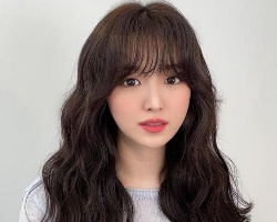优雅减龄长卷发爆火 好看不显老轻松变美