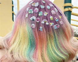 头发上染个“彩虹” 美得无与伦比
