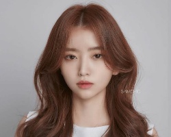 职场女性必备发型推荐 这几款中长卷发显白减龄