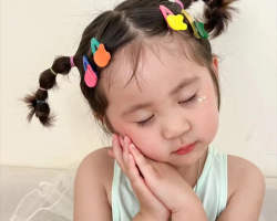 圆脸小女孩扎发 漂亮可爱又软萌