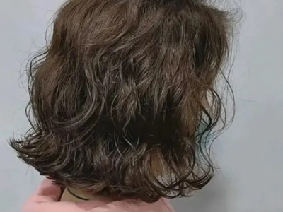 女生中短烫发图片 洋气减龄中短卷发型