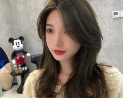 洋气好看中长卷发 最流行的女生烫发