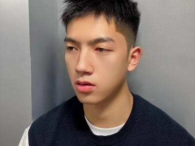 今年热门短发示范 男生帅气前刺发型