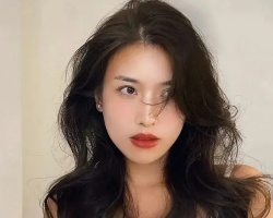 最流行的女生中长烫发 超好驾驭谁烫谁变美