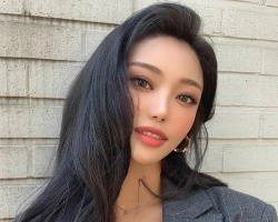 头发烫大卷好看吗 大卷长发又美又飒
