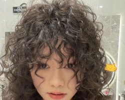 今年流行满头烫小卷发 最显发量的复古风烫发