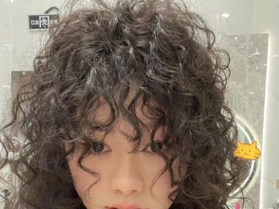 今年流行满头烫小卷发 最显发量的复古风烫发