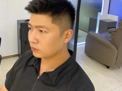 两侧铲青渐变造型 男士铲青头帅翻天