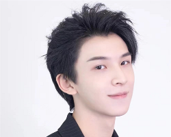 帅气职场男士发型 后梳背头清爽利落