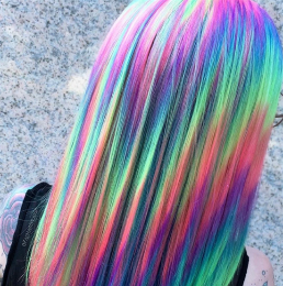头发染个“彩虹色” 打造行走的时尚
