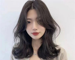 最新流行女生烫发 气质“鱼尾烫”发型