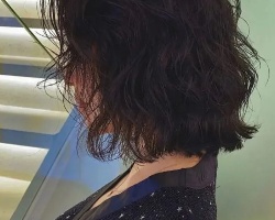 复古中短卷发造型LOOK 跟着烫时髦又惹眼