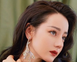 迪丽热巴复古卷发 又美又撩气质满分