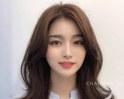 中长发外翻翘烫 减龄俏皮凸显气质