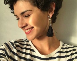 女生蓬松满头烫发型 跟着烫发量超级加倍